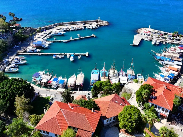 Antalya'da Ekim'de 28°C ile kış ortasında 'sarı yaz' sahilleri doldurdu
